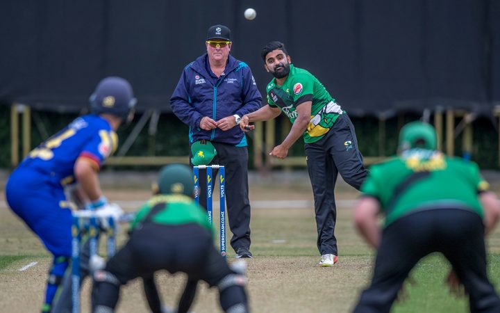 Ajaz Bowling en un partido nacional