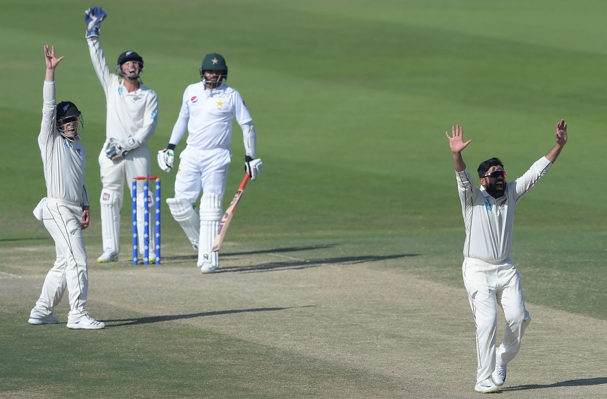 Ajaz Patel apela con &eacute;xito para LBW contra Azhar Ali durante su primer partido de prueba en Abu Dhabi en noviembre de 2018