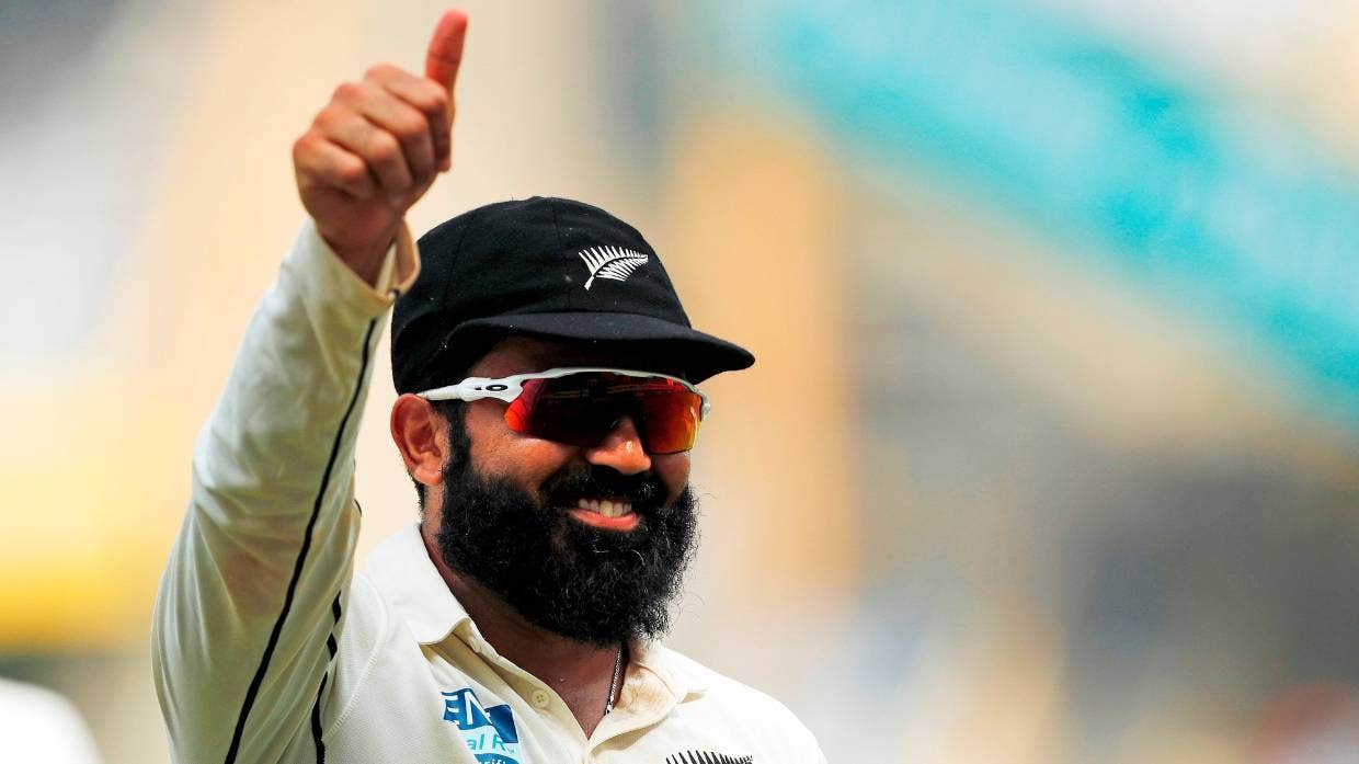 Ajaz Patel dando golpes despu&eacute;s de tomar 10 terrenos en una entrada contra India en diciembre de 2021 en el estadio Wankhede (Mumbai)