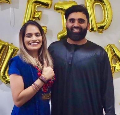 Ajaz Patel con su esposa