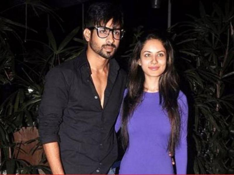 Una foto antigua de Pooja Bose y Kunal Verma