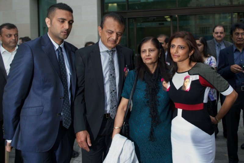 Los padres de Anni Dewani (en el medio), su hermana (extrema derecha) y su hermano (extrema izquierda)
