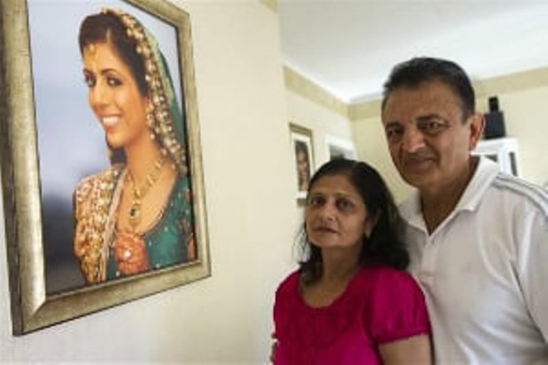 Los padres de Anni Dewani con la foto de Anni