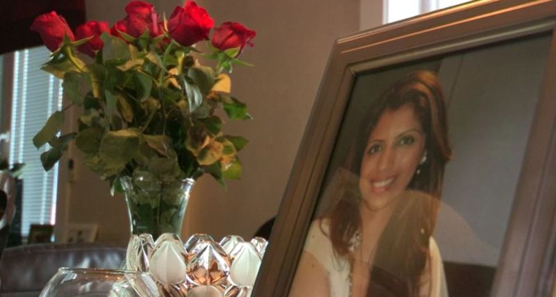 La foto de Anni Dewani con flores rojas en la casa de sus padres en Suecia