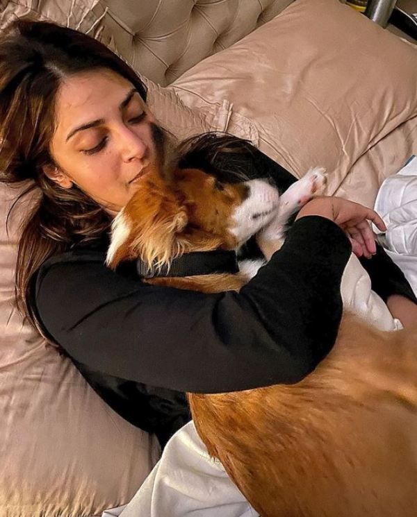 Anushka Ranjan abrazando a su perro mascota