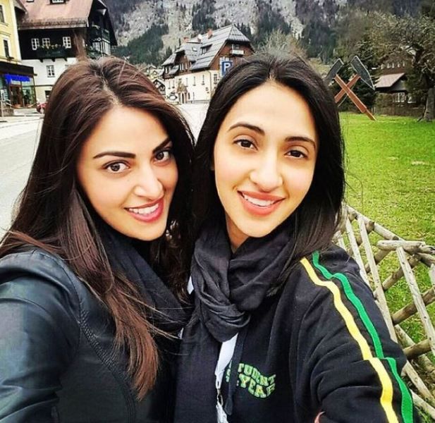 Anushka Ranjan con su hermana