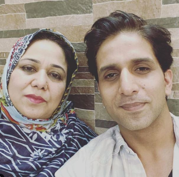 Arslan Goni con su madre
