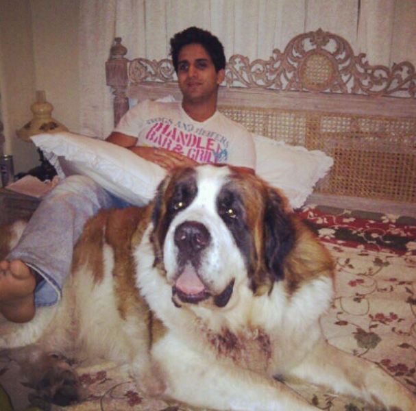 Arslan Goni con su perro mascota