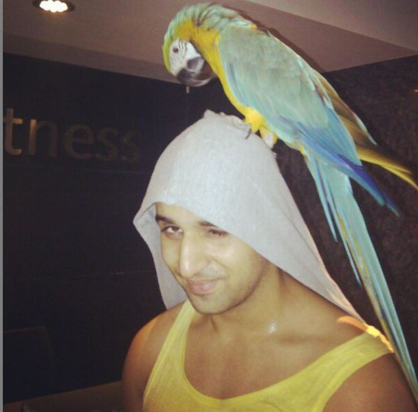 Arslan Goni con su loro mascota