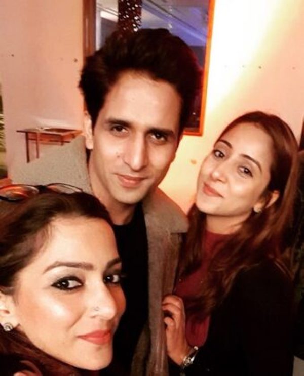 Arslan Goni con sus hermanas