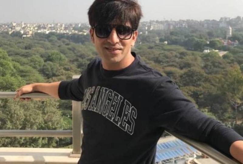 Arslan Goni posando cerca de un &aacute;rea forestal en Mumbai