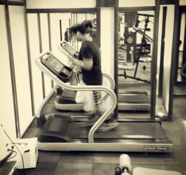Arslan goni mientras hace gimnasia