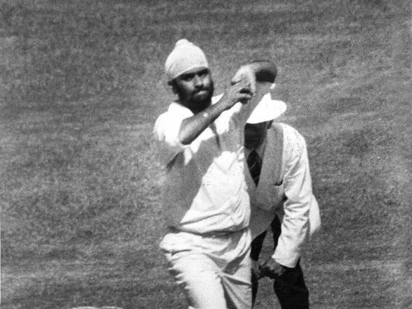 Bishan Singh Bedi jugando a los bolos en un partido