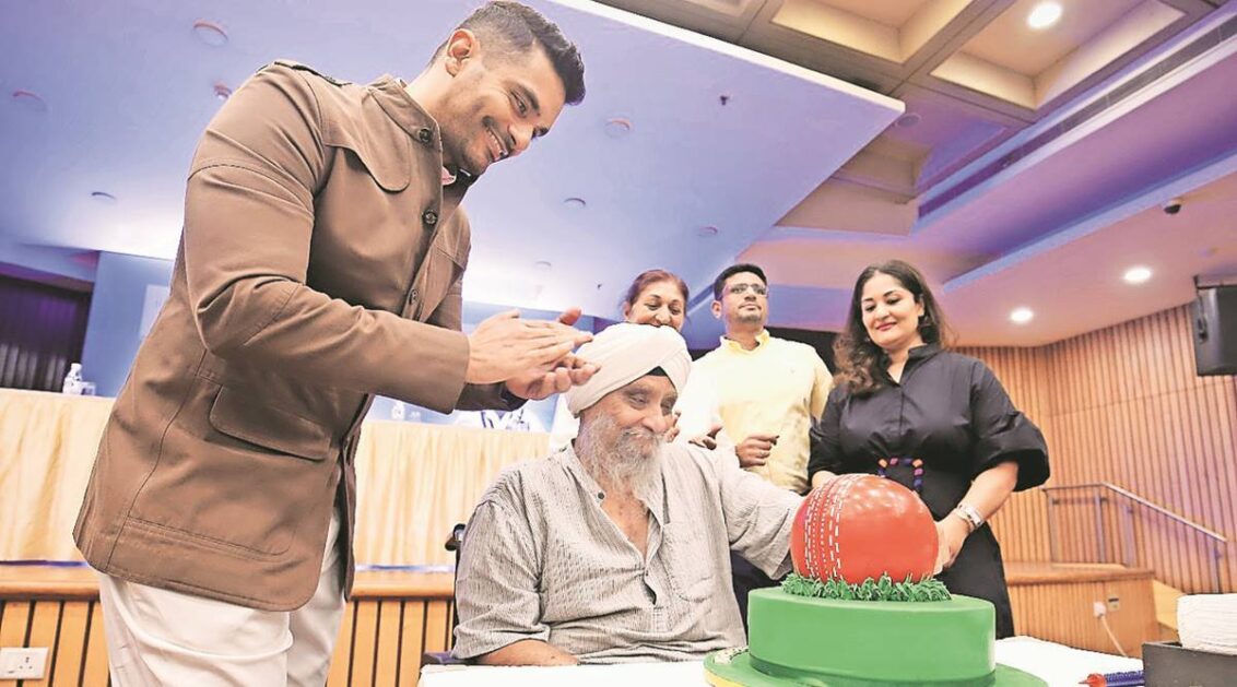 Bishan Singh Bedi celebra su 75 cumplea&ntilde;os en el Hospital Ganga Ram