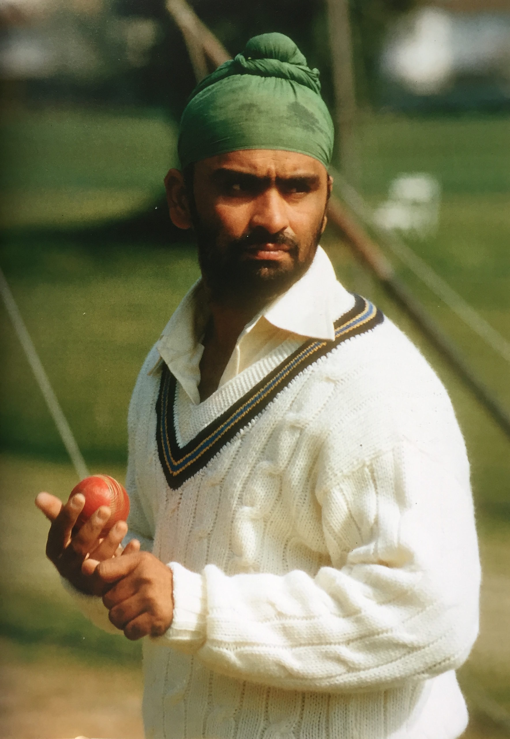 Bishan Singh Bedi sosteniendo una pelota