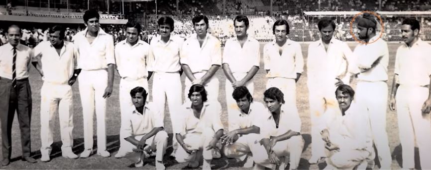 Bishan Singh Bedi posa con su equipo en su debut internacional