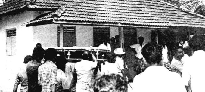 La procesi&oacute;n f&uacute;nebre de Chacko pasa por la casa de Sukumara Kurup.