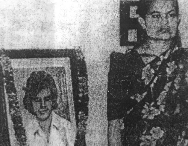 La esposa de Chacko con su foto.
