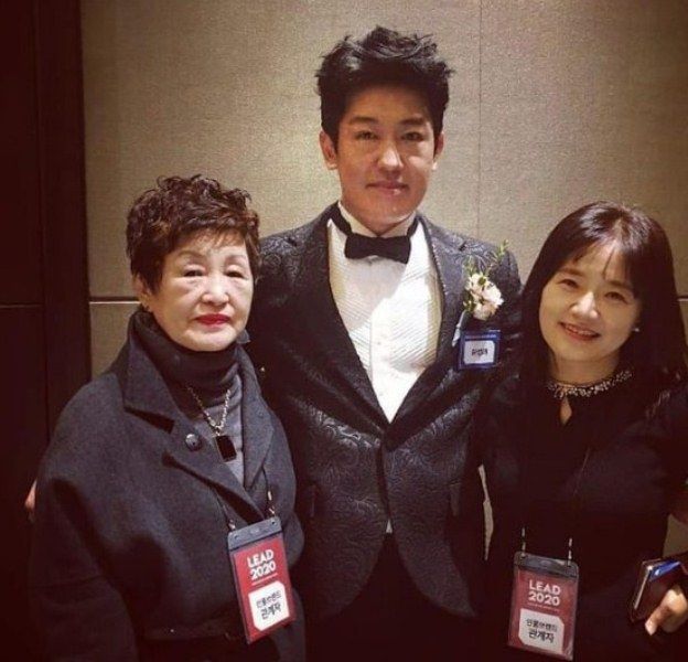 Heo Sung-tae con su madre y su hermana mayor.