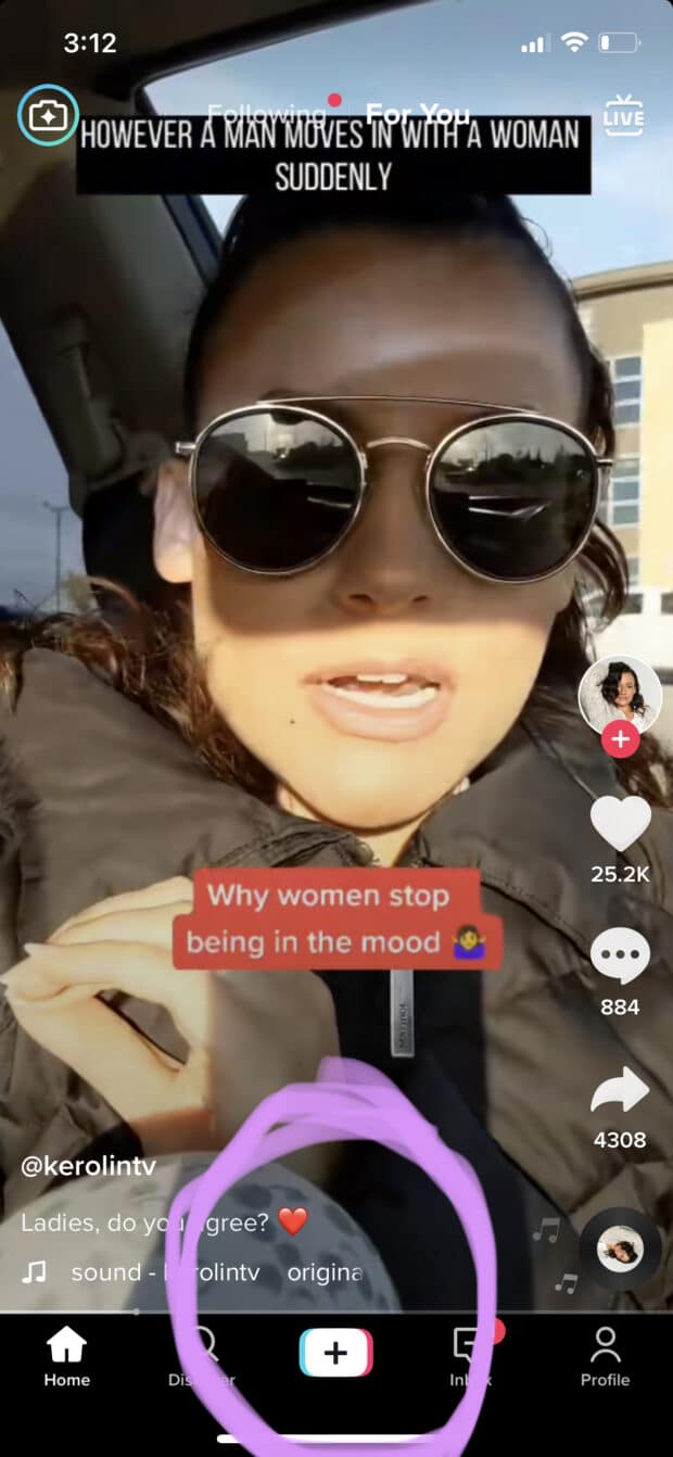 bot&oacute;n de grabaci&oacute;n en la parte inferior de la pantalla de TikTok