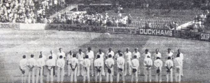 El equipo de India e Inglaterra se reuni&oacute; en el suelo antes del comienzo del juego en 1974.