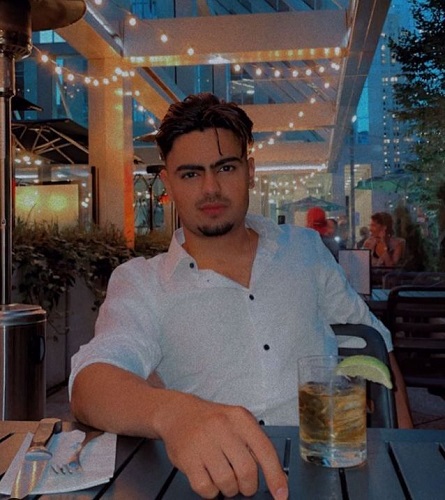 Jassa Dhillon en un restaurante