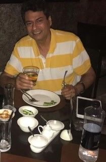 Kanwaljit sosteniendo un vaso de whisky