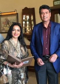 Kanwaljit Singh Wiki, Altura, Edad, Esposa, Niños, Familia, Biografía y más Kanwaljit con su esposa