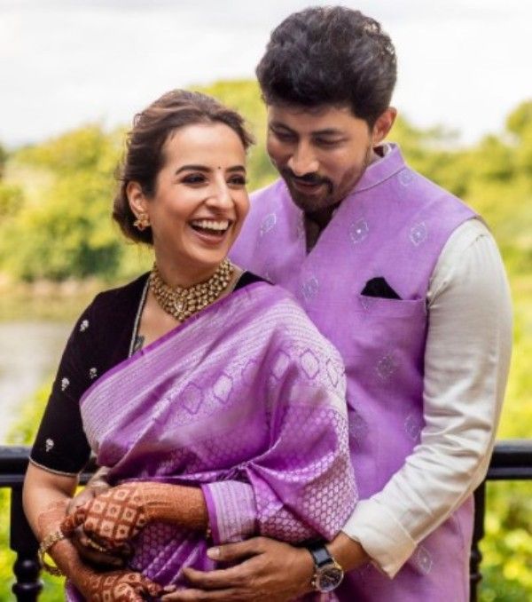 Karthik con su esposa el d&iacute;a de su boda.