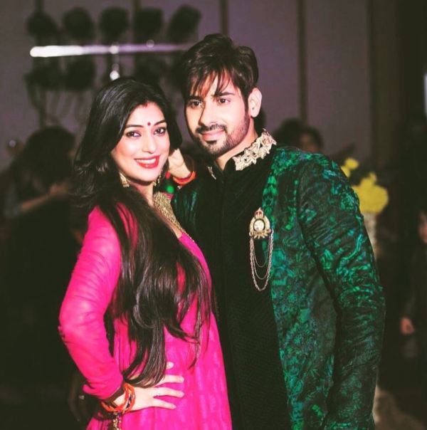 Kunal Verma con su hermana Neha Swami
