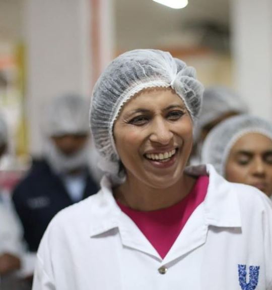 Leena Nair en una planta de fabricaci&oacute;n de Unilever en Nairobi