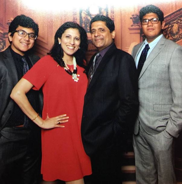 Leena Nair con su esposo e hijos