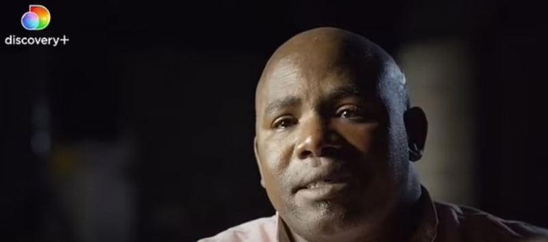 Monde Mbolombo mientras habla con el canal Discovery Plus