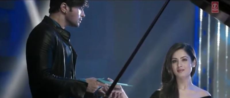Pooja Bose con Himesh Reshammiya en la canci&oacute;n del video musical Aap Se Mausiiquii
