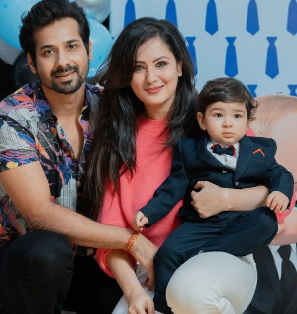 Pooja Bose con su esposo e hijo