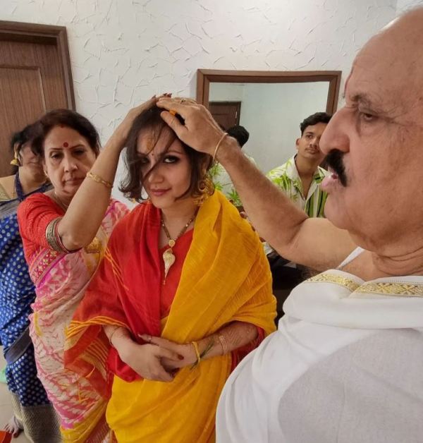 Pooja Bose con sus padres
