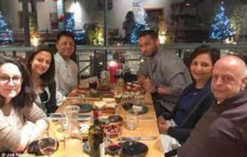 La hermana de Shrien Dewani (segundo a la izquierda), Shrien Dewani (tercero a la izquierda), su novio (cuarto) y sus padres (pareja sentada juntos)
