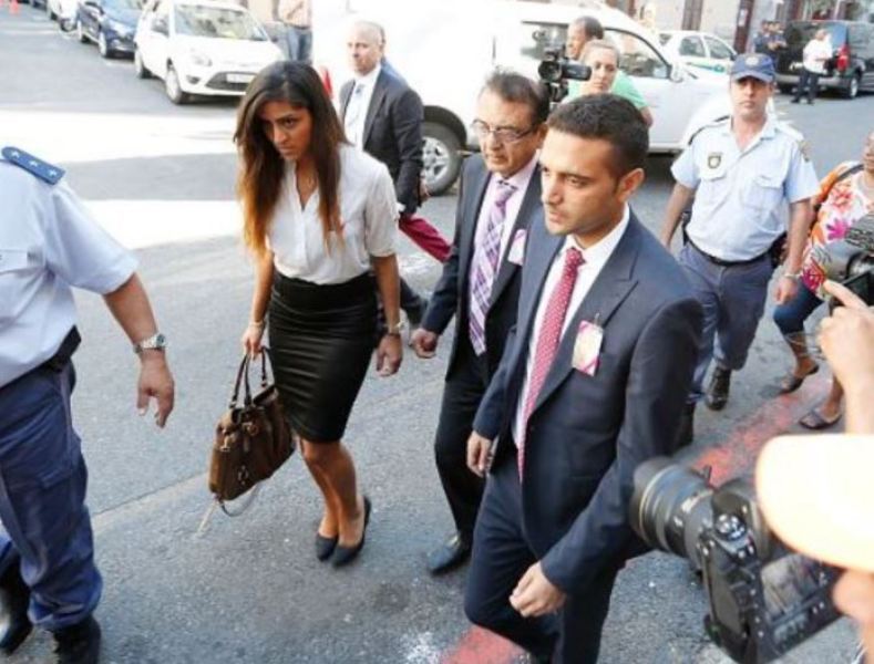 Sneha Mashru durante los juicios judiciales