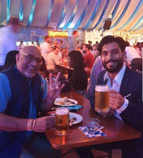 Suraj Nambiar bebiendo un vaso de cerveza con su padre