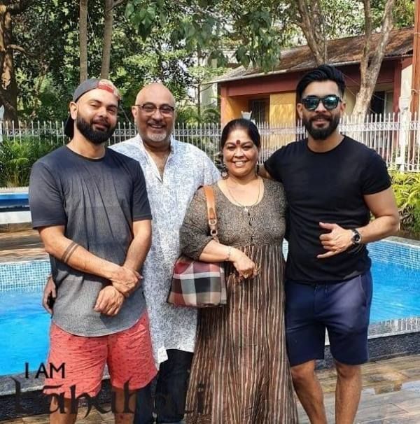Suraj Nambiar con sus padres y hermano.