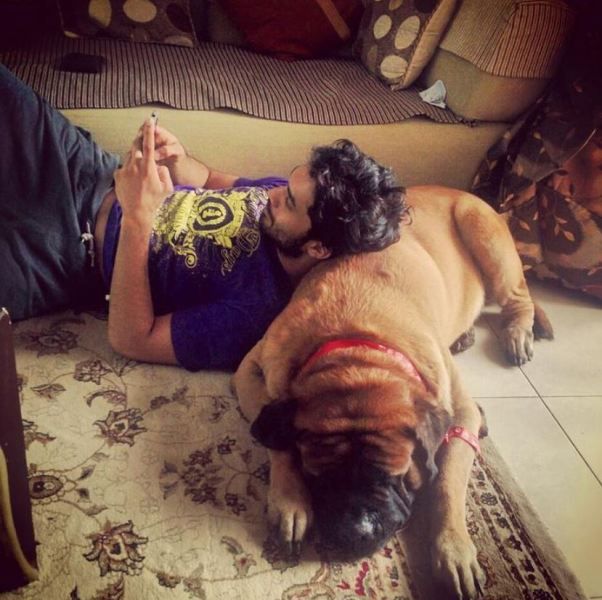 Suraj Nambiar con su perro mascota