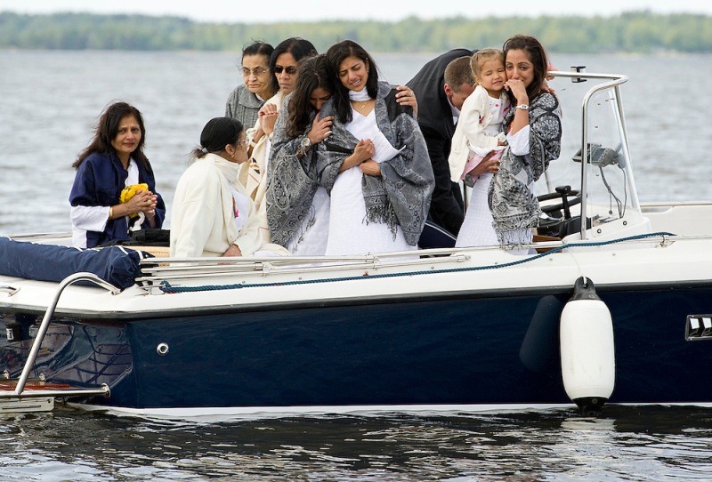 La familia de Anni Dewani mientras esparce las cenizas de Anni