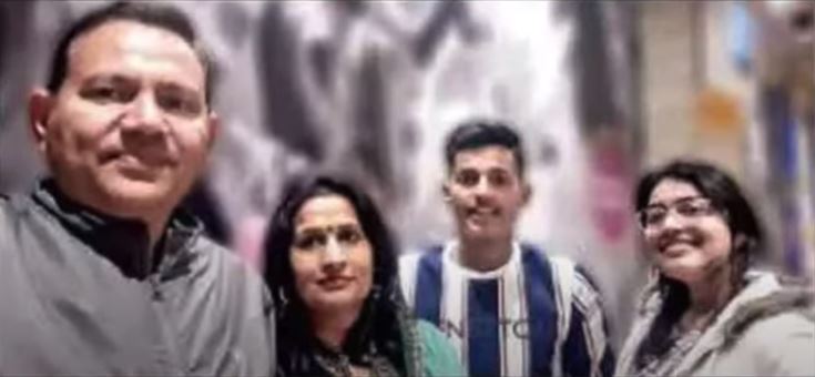 Yash Dhull con su familia