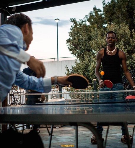Joven Dolph jugando al ping pong