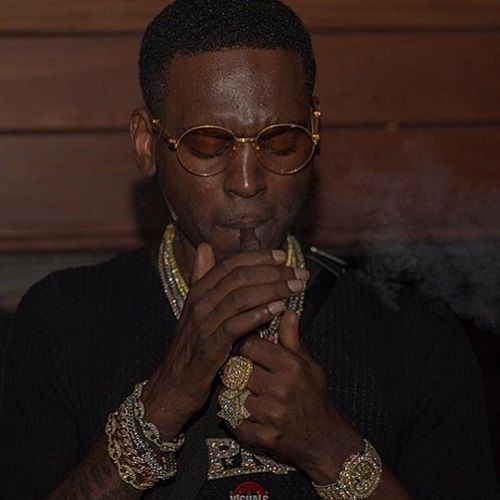 Joven Dolph fumando