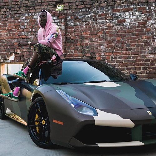 Joven Dolph con su coche Jaguar
