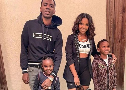 Joven Dolph con su novia e hijos