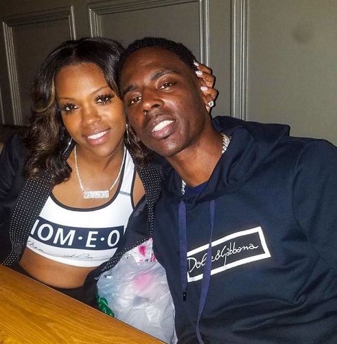 Joven Dolph con su novia