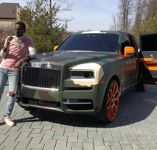 Joven Dolph con su camioneta