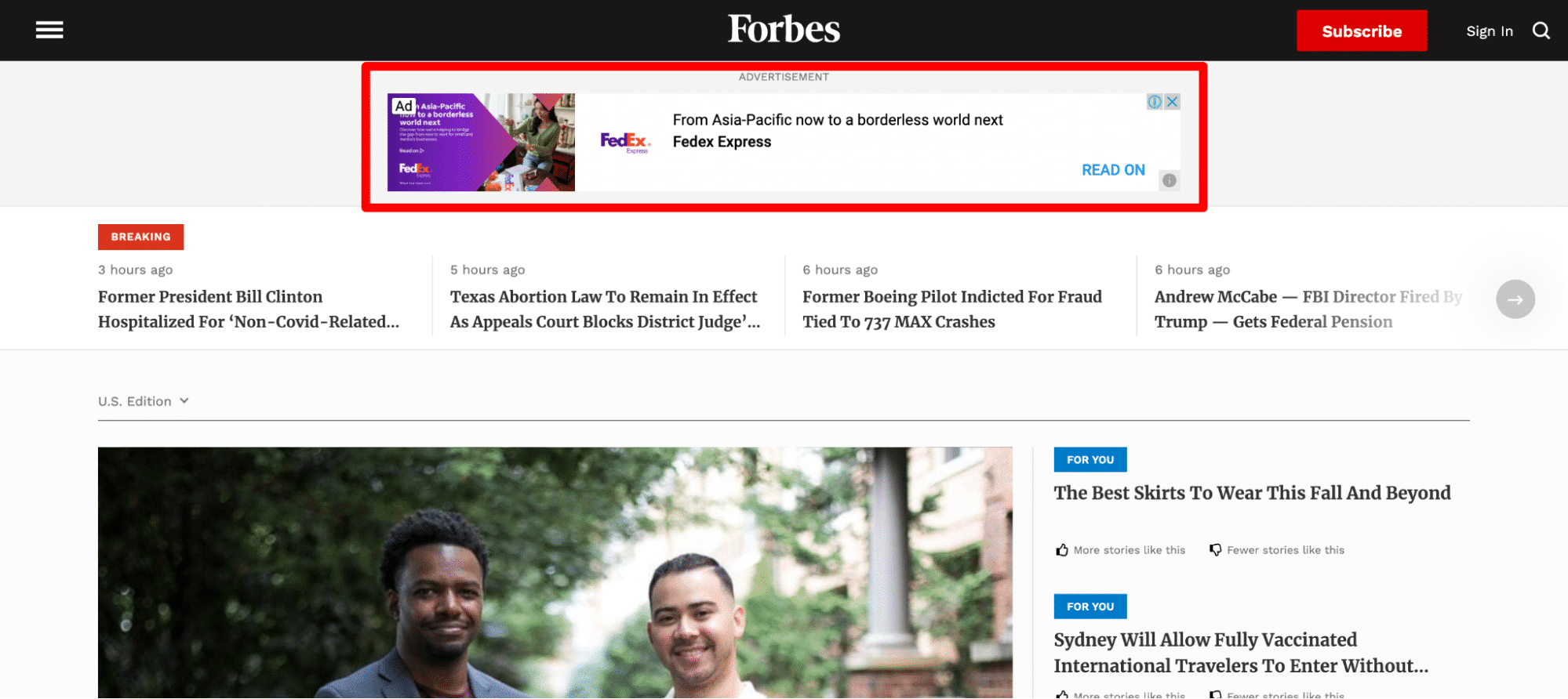 ¿Vale la pena el alojamiento gratuito de WordPress? 10 factores a considerar La página de inicio de Forbes con un banner publicitario enmarcado en rojo